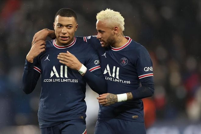 曼联官方：姆伯莫将在对阵埃弗顿的比赛中上演首秀（曼联官宣：姆伯莫战埃弗顿迎来首秀）