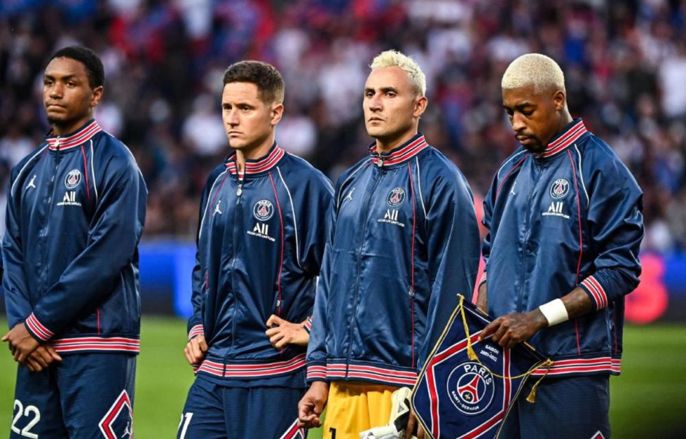 从手足无措到游刃有余，齐达内在公园学着踢毽子（齐达内公园练踢毽子：从手忙脚乱到驾轻就熟）