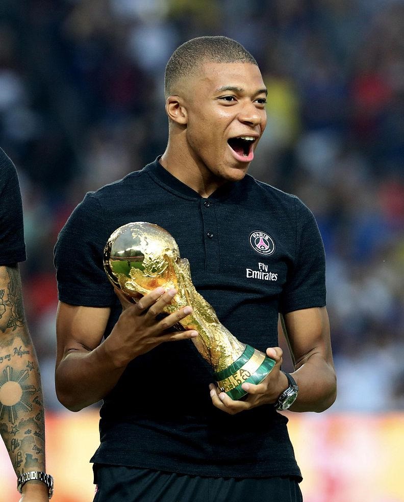 白衣下边是红衣，香港行期间一阿森纳球迷卧底在热刺球迷看台（白衣藏红衫：阿森纳球迷香港行混入热刺看台）