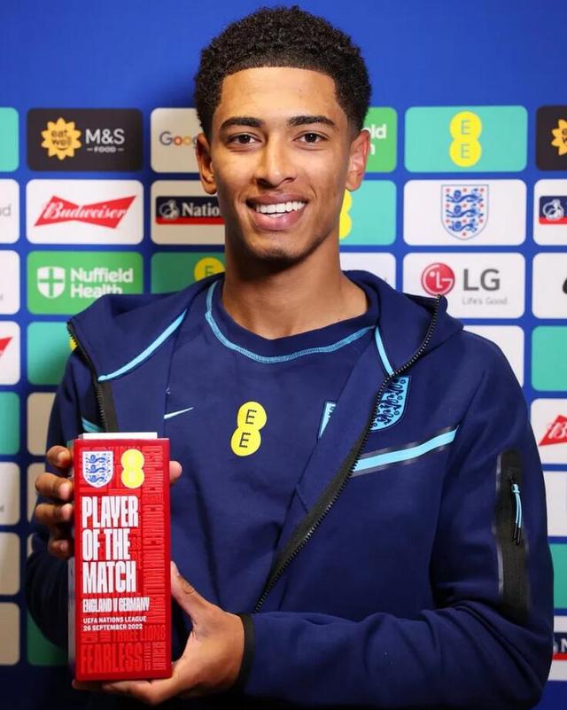 外媒：梅西在印度的雕像由45人耗费27天建成，高21.3米（外媒称印度为梅西竖立21.3米高雕像，45名工匠耗时27天打造）