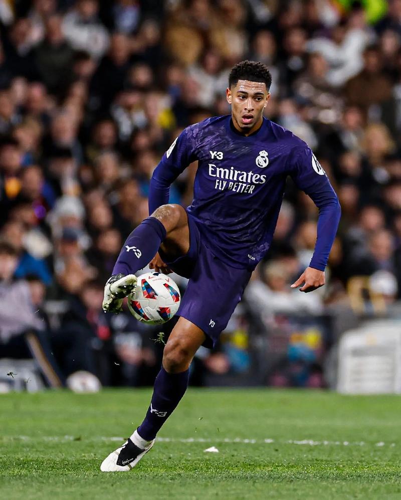 另一个半球的思念，奥斯卡晒出在家观看海港亚冠比赛照片（隔着半球的牵挂：奥斯卡在家晒图看海港亚冠）