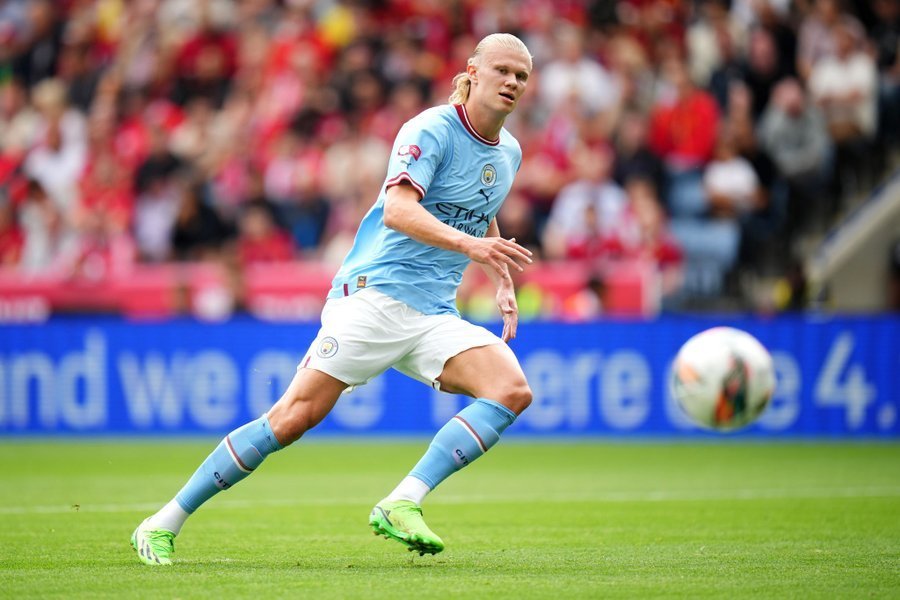 吕文君庆祝夺冠：是海港的三连冠，更是上海的三连冠（吕文君赛后庆祝：海港完成三连冠，亦是上海的三连冠）